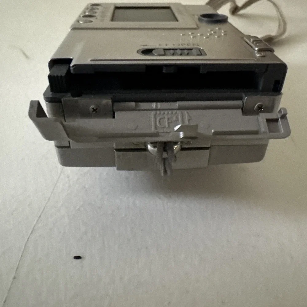 Vtg Canon PowerShot S110 Digital ELPH Camera 2.1MP 2X Zoom Silver Untested